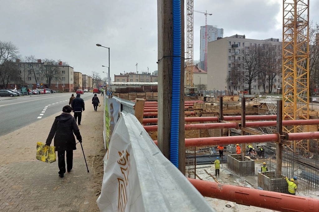 Niepewna przyszłość mieszkań Cavatiny. PINB dał deweloperowi dodatkowy czas na dokończenie prac