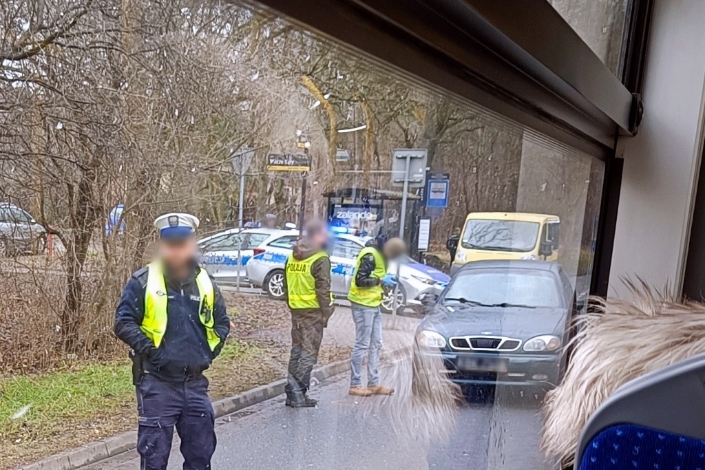 Starszy mężczyzna potrącił starszą kobietę. Trafiła do szpitala