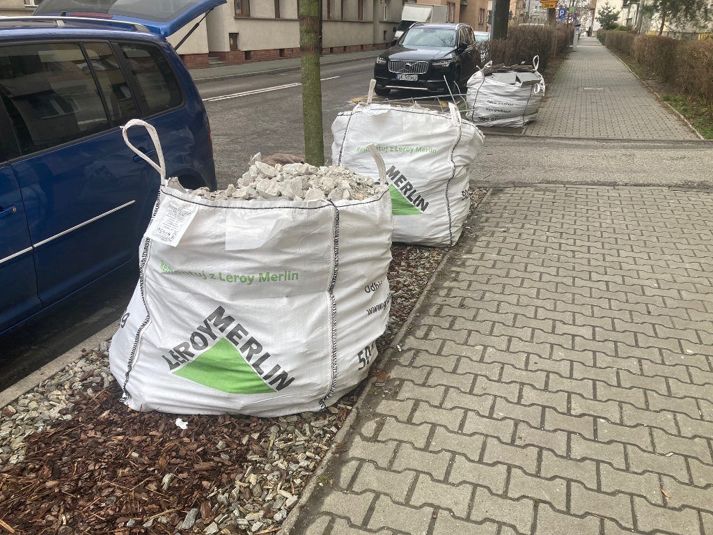 Podczas remontu mieszkania gruz wylądował na nowym zieleńcu. 