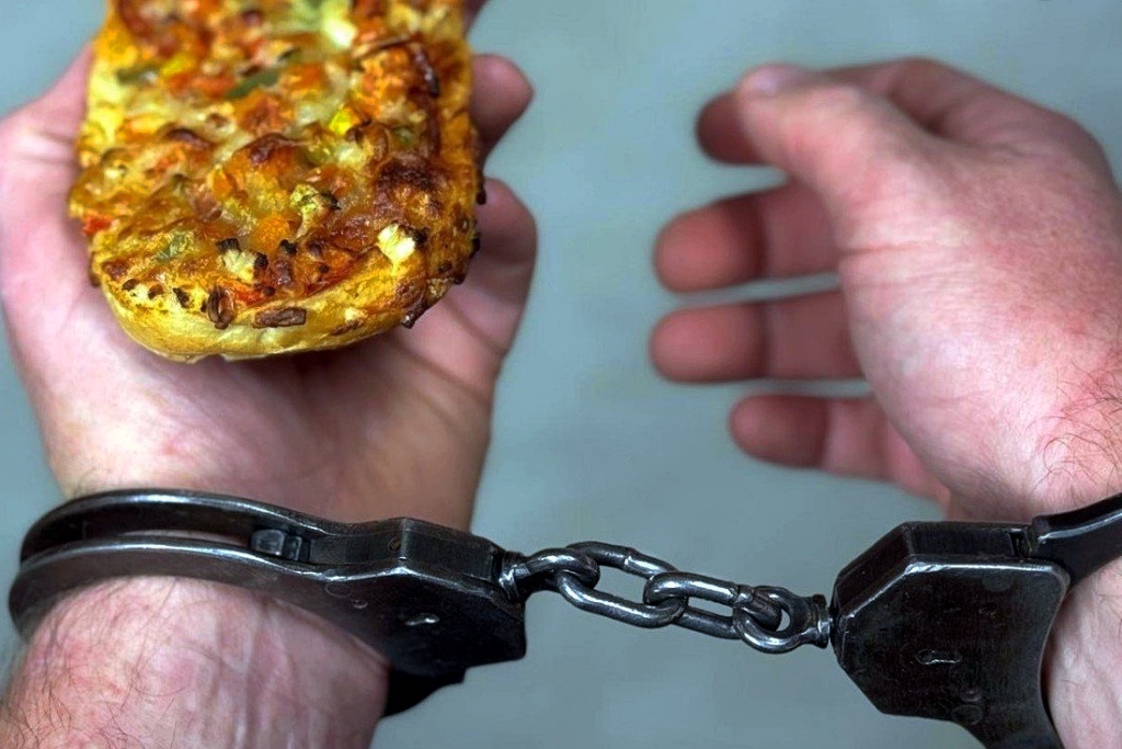 Klient dostał na stacji benzynowej zimną zapiekankę i wezwał policję. Okazało się, że jest poszukiwany