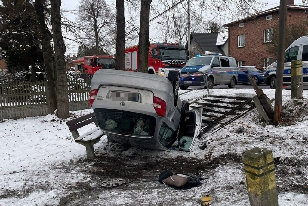 Wyleciał z drogi, uderzył w słup i dachował na skwerze. Kierowca stracił prawo jazdy
