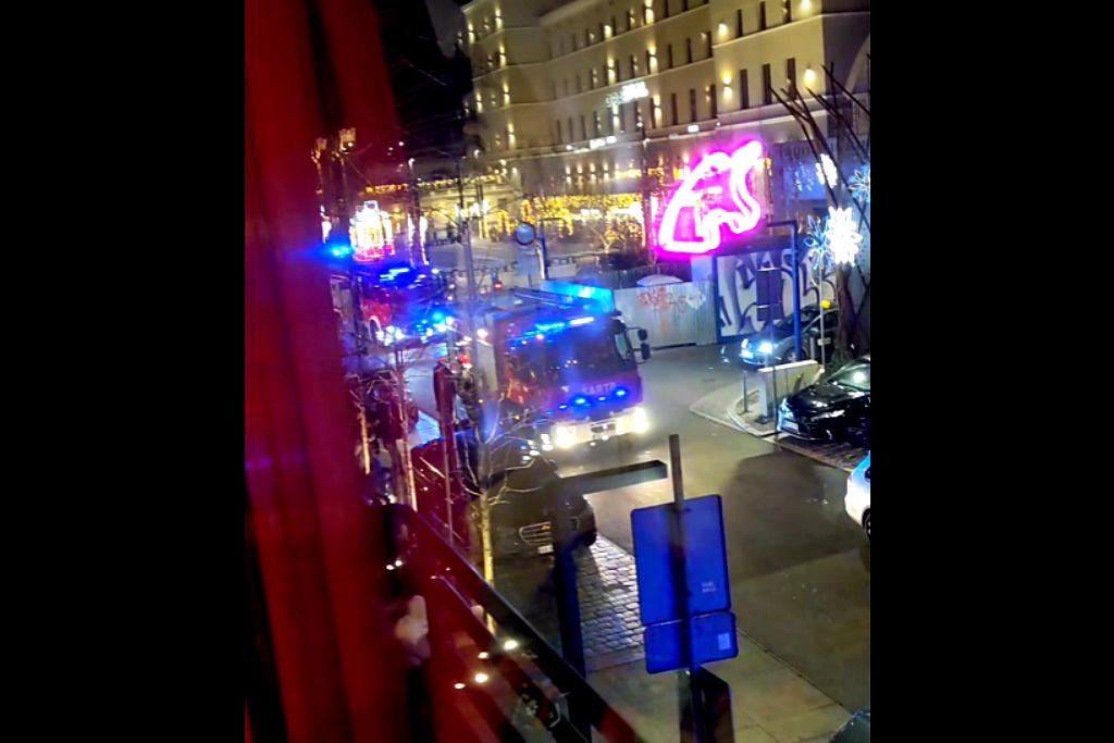 Ewakuacja w hotelu w centrum Katowic. Ponad 100 osób musiało wyjść w nocy na zewnątrz