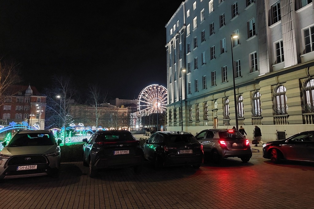 Samowola kierowców w centrum Katowic. Nielegalnie powiększa się legalne klepisko do parkowania