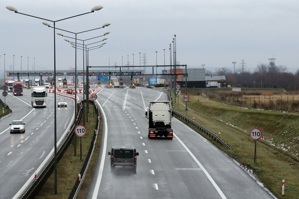 Wysadził partnerkę z 6-letnią córką na autostradzie A4 i odjechał z synem w kierunku granicy