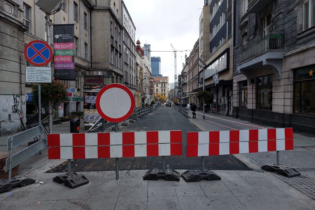 Deptak w centrum Katowic zamieniony w dojazd do budowy. Rusza inwestycja za 300 milionów złotych