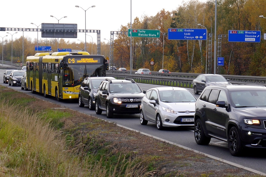 Wszystkich Świętych w Katowicach. Duże zmiany na drogach i bezpłatna komunikacja miejska