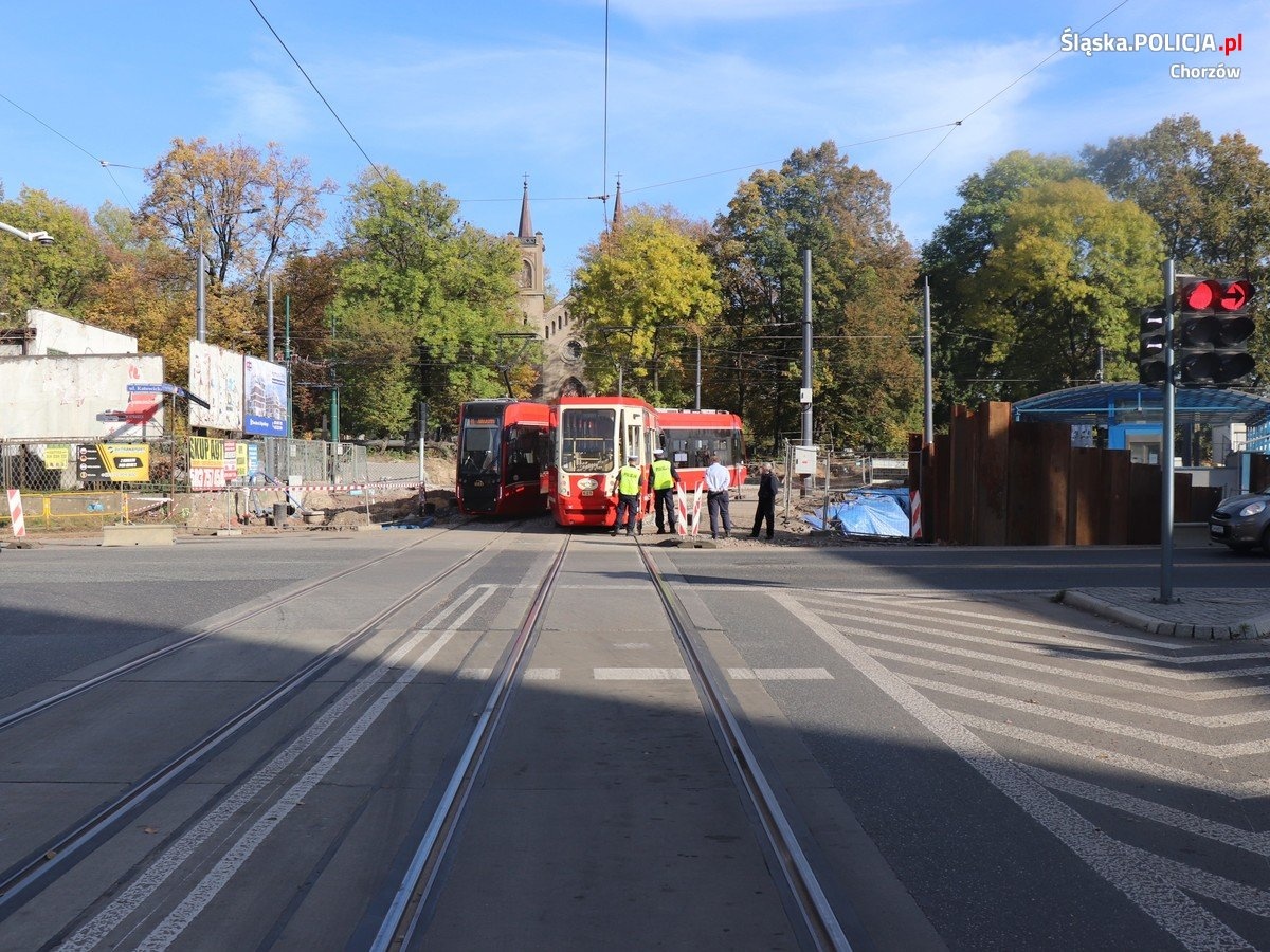 Tramwaj potrącił dwoje nastolatków. Policja opublikowała nagranie, na którym widać moment uderzenia [WIDEO]