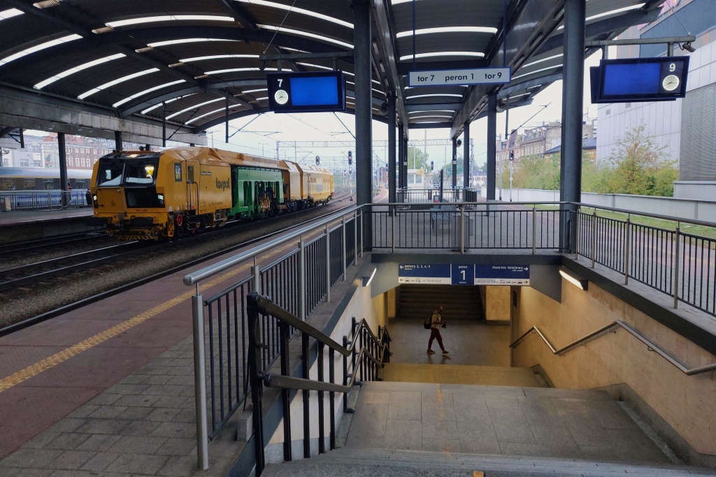 Spore zmiany w stacji Katowice. Przy jednej krawędzi zatrzymają się dwa pociągi