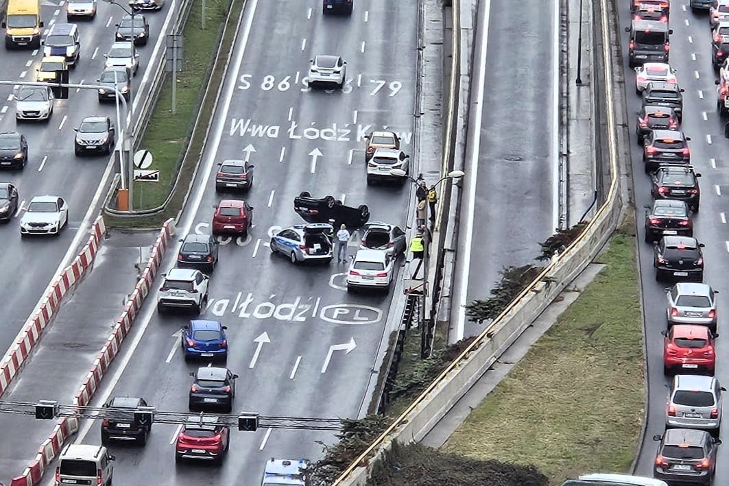Dachowanie w tunelu w Katowicach. Kobieta zasnęła za kierownicą