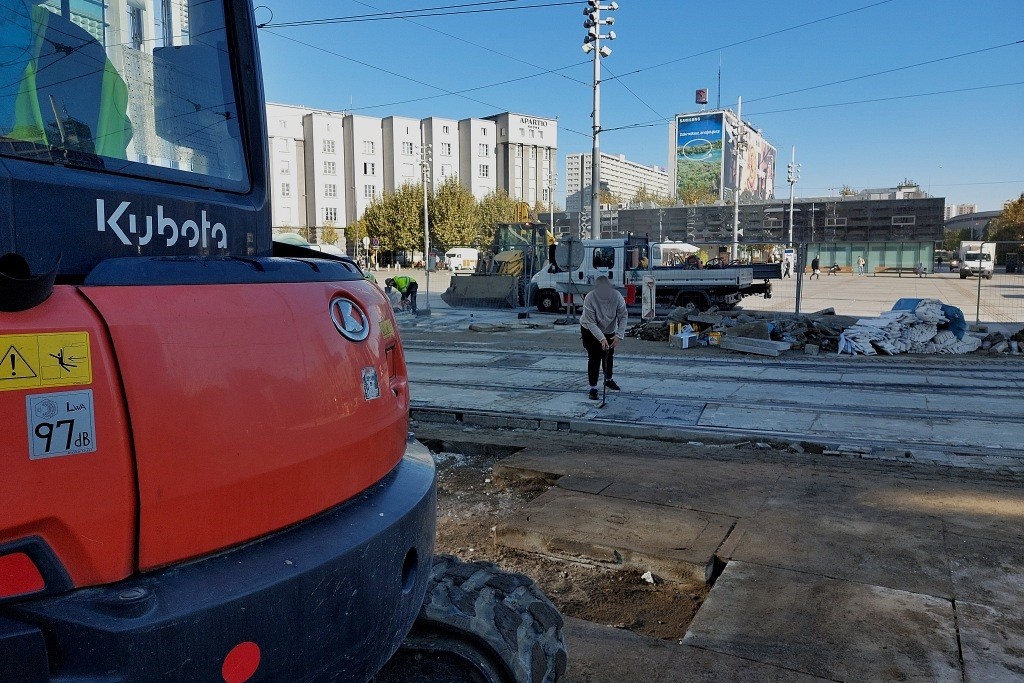 Na Rynku tramwaje kursują, ale motorniczy dalej przekładają wajchę. Plac budowy na razie nie zniknie
