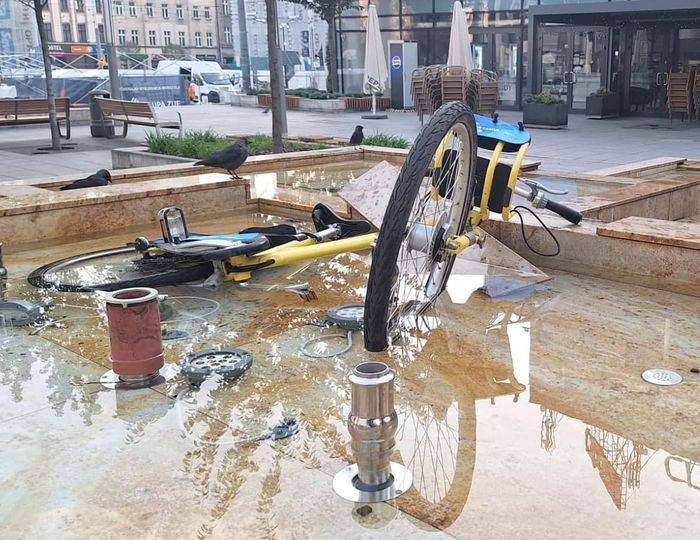 Nieznany sprawca wrzucił miejski rower do fontanny na rynku i ją uszkodził