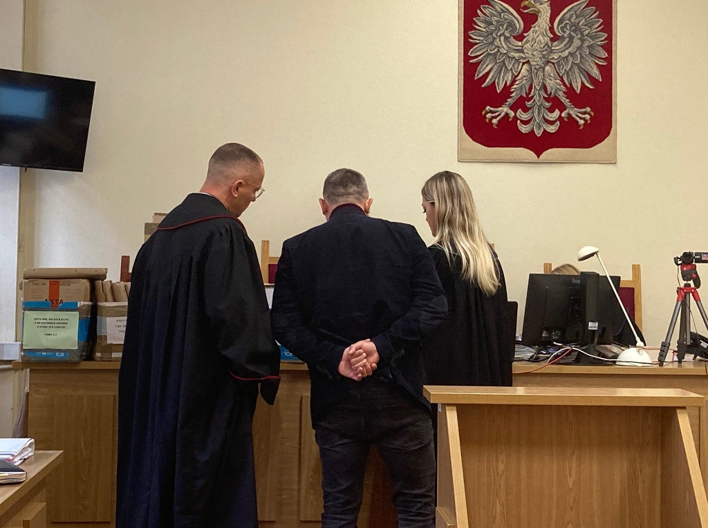 Były policjant nie ma wątpliwości - to Dariusz N. jest osobą w kapeluszu i to on zadał Dominikowi Koszowskiemu śmiertelne ciosy