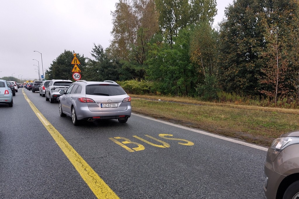 Tymczasowy buspas w Katowicach tylko na znakach. Kierowcy go ignorują