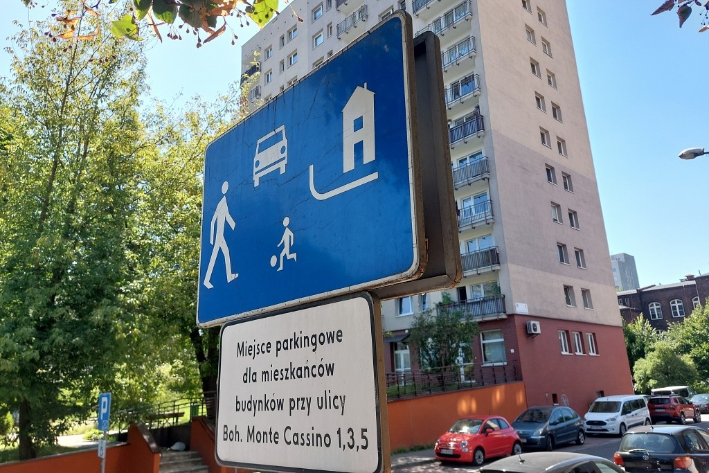 Mieszkańcy nie chcą kontroli parkingów na Zawodziu. Umowa z wykonawcą jest już jednak podpisana i wkrótce pojawią się znaki