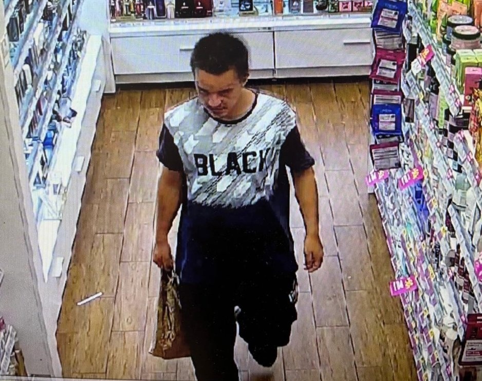 Kradzież w Centrum Handlowym Dąbrówka. Policja publikuje zdjęcia podejrzewanego