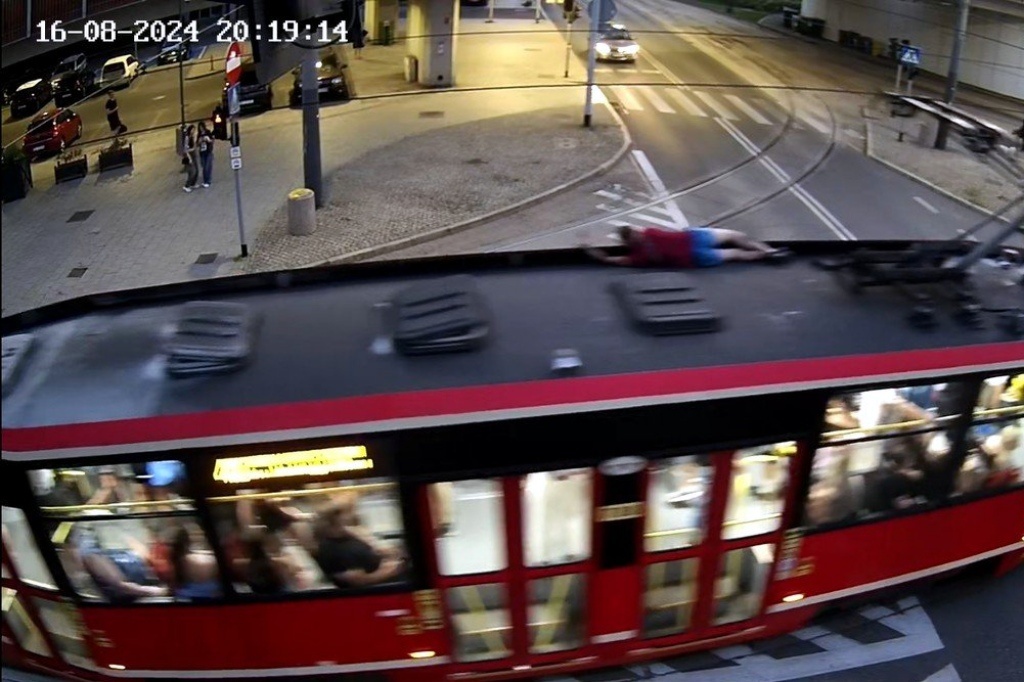 Kilka tysięcy złotych kary za jazdę na dachu tramwaju. Policjantka rozpoznała 30-latka