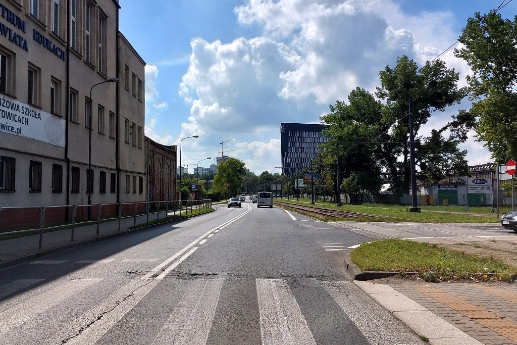Usunięcie zatoki, nowe przejście dla pieszych i wysepka. Takie zmiany zajdą na al. Korfantego