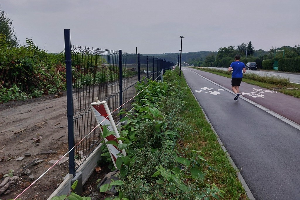 Na Muchowcu powstaje nowe ogrodzenie. To pierwsza miejska inwestycja po przejęciu lotniska