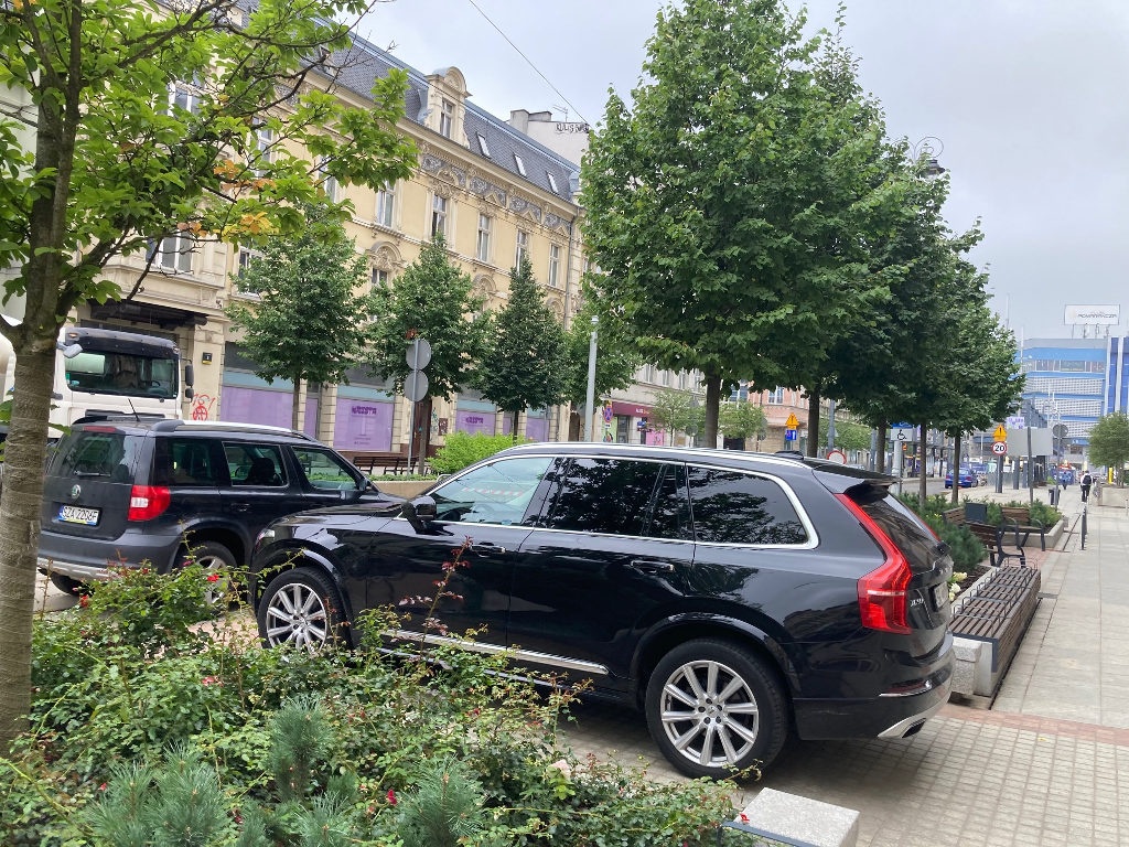 Czy nowa część ul. Warszawskiej naprawdę musi być nielegalnym parkingiem?
