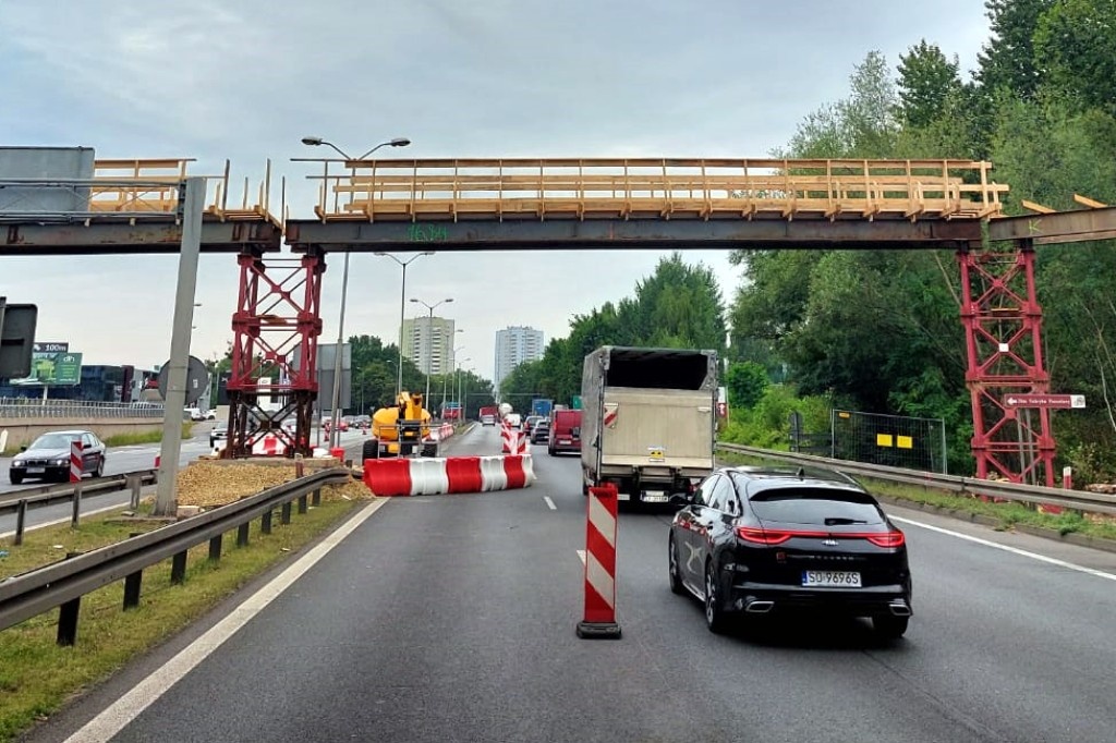 Kładka nad S86 połączona. Następny etap to wyburzanie wiaduktów