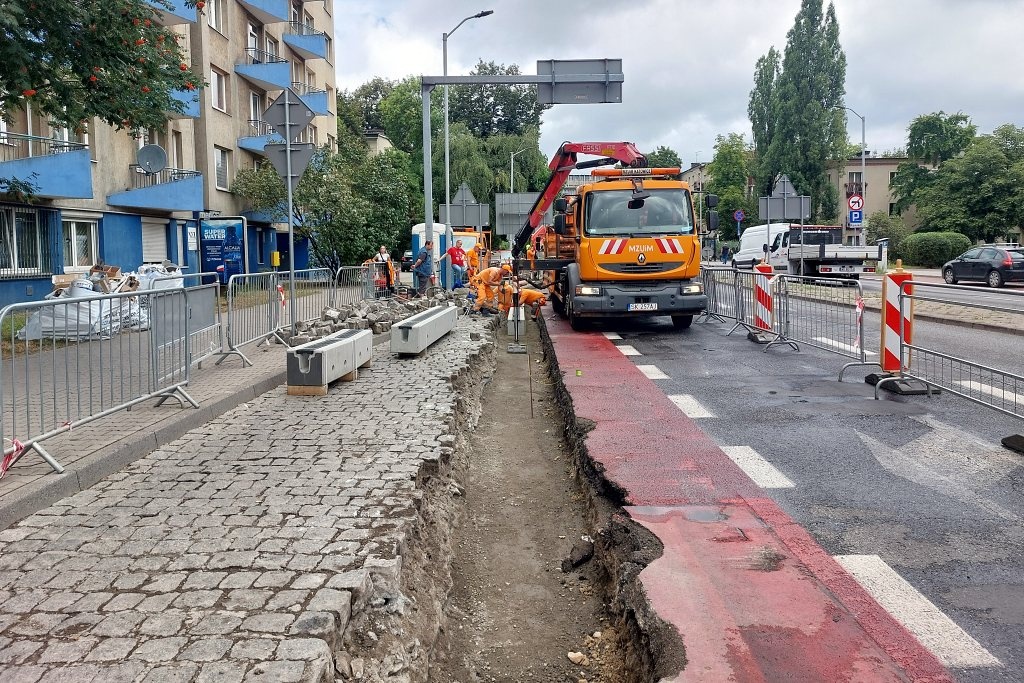 Przystanek na Sokolskiej ponownie rozgrzebany. Po tym remoncie ma już nie stać tu woda