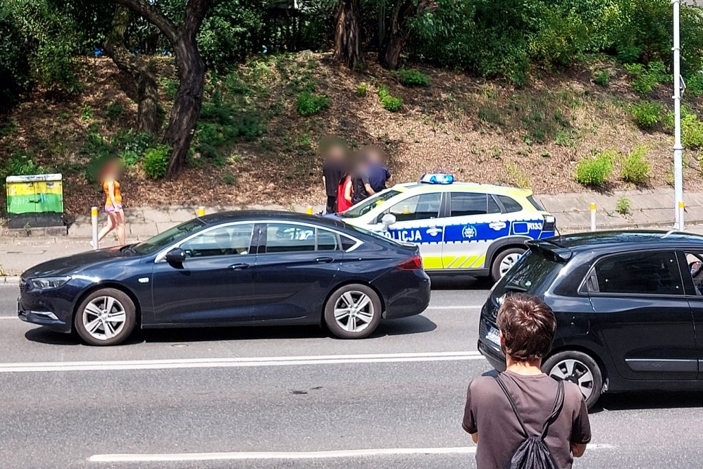 Zabrał kluczyki mamie i dał koledze, a ten wjechał w wiadukt. Policja nadal szuka kierowcy
