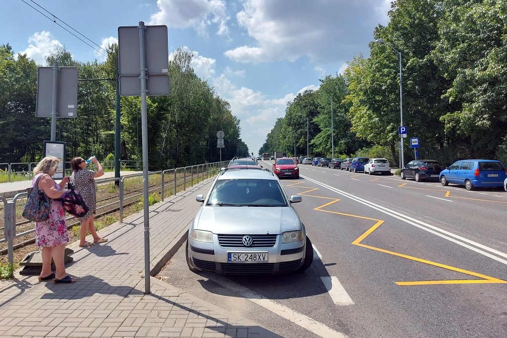 Pasy do barierek, auta zaparkowane na przystankach. Klapa organizacyjna przy remoncie torowiska