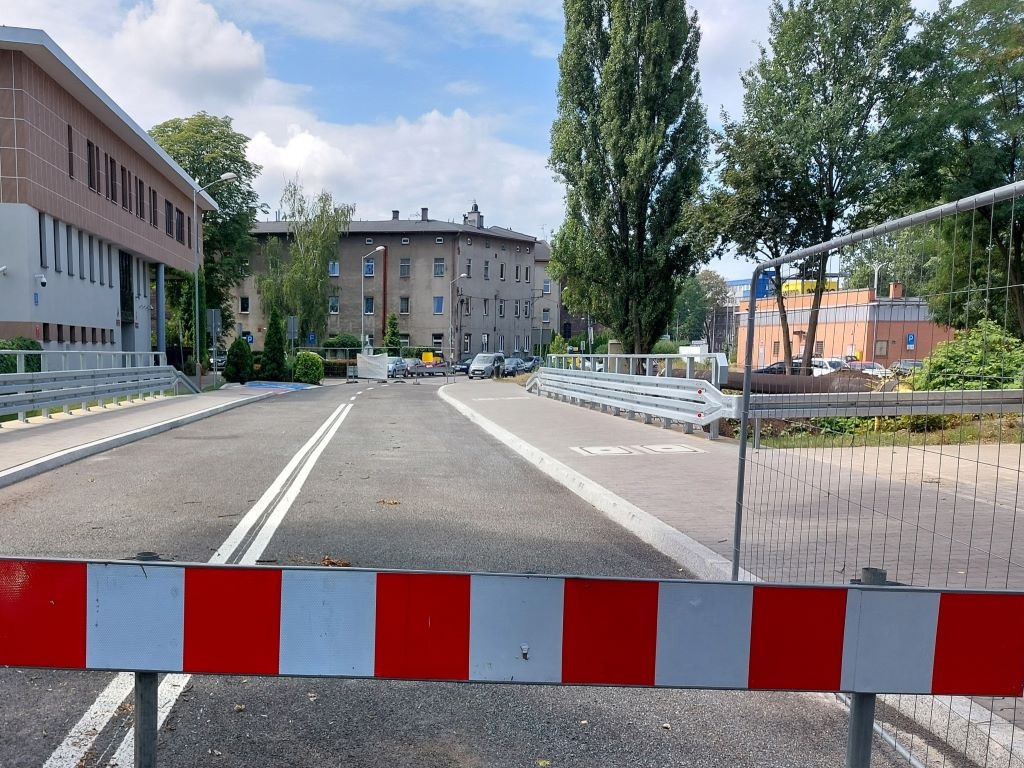 Ostatni drewniany most nad Rawą zastąpił nowy. Mieszkańcy długo czekają na otwarcie 