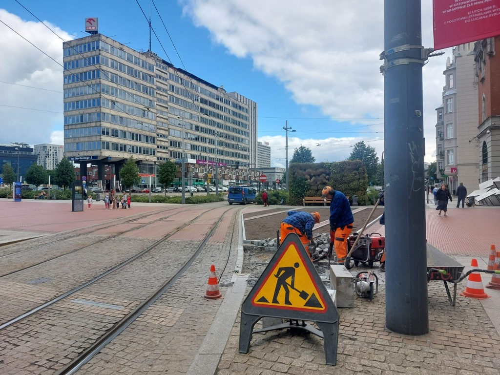 Po naszym tekście MZUiM obniża krawężniki na rynku dla pieszych i rowerzystów