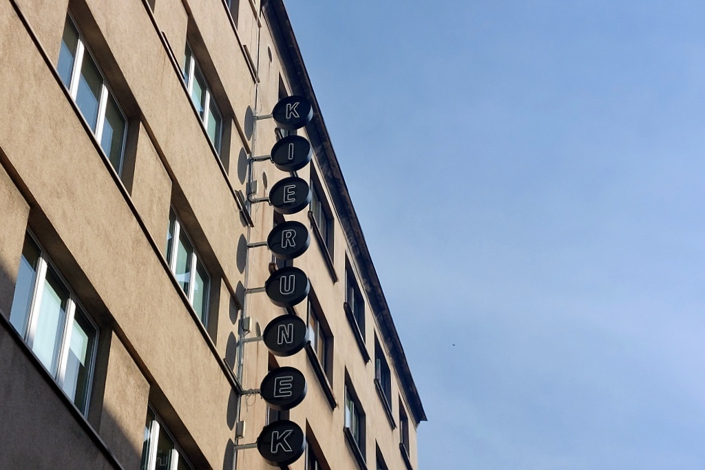 Nowy neon obok rynku. Dzisiaj zostanie rozświetlony