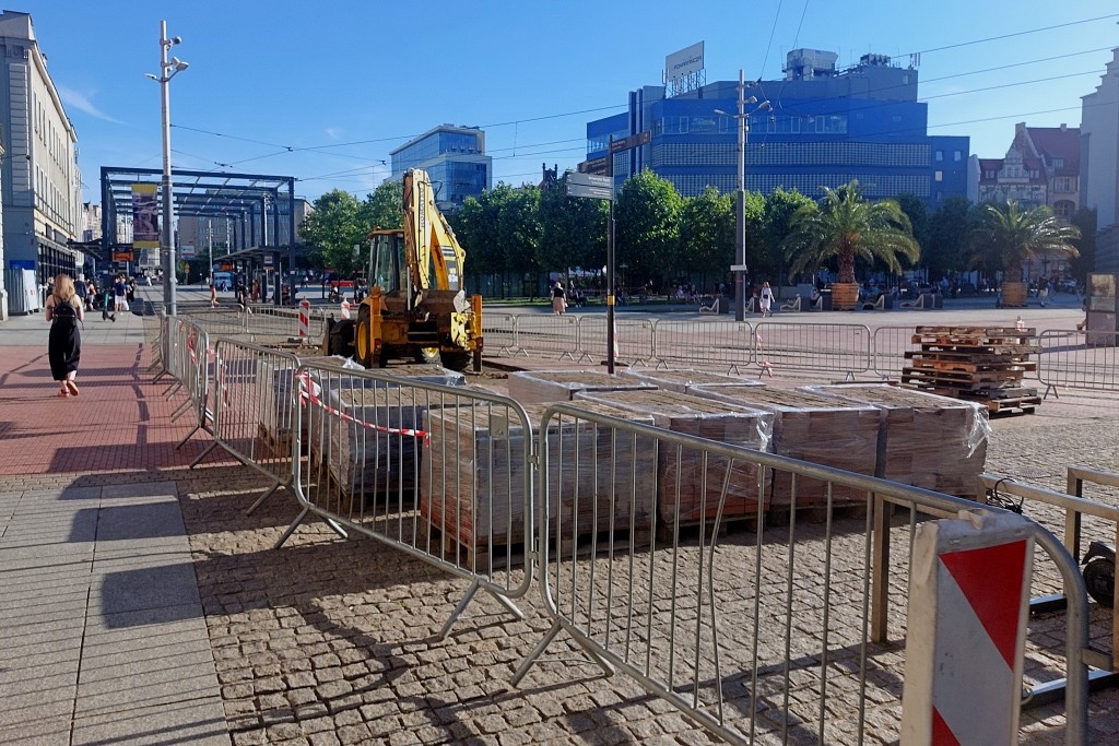 Będą nowe drzewa na rynku. Z powodu budowy zieleńca jest trochę ciasno
