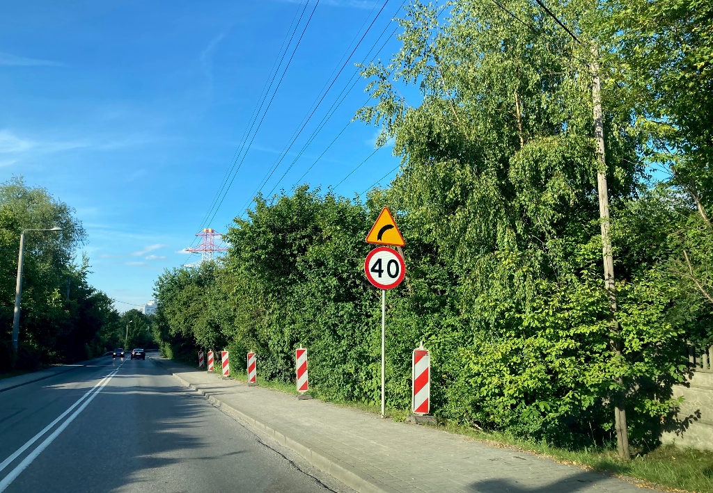 Z dużym opóźnieniem rozpoczyna się budowa infrastruktury rowerowej na ul. Meteorologów
