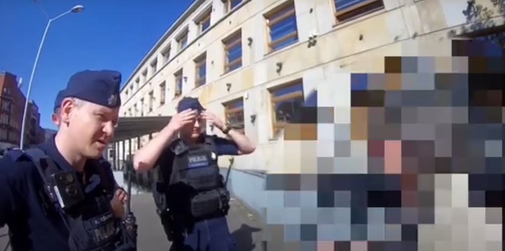 Starsza kobieta wrzuciła 50 000 zł do kosza na śmieci na ul. Mikołowskiej. Padła ofiarą oszustów [WIDEO]