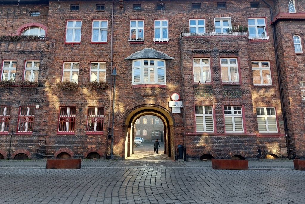 Dzień dobry Katowice. Rozpoczyna się wymiana części nawierzchni rynku w Nikiszowcu