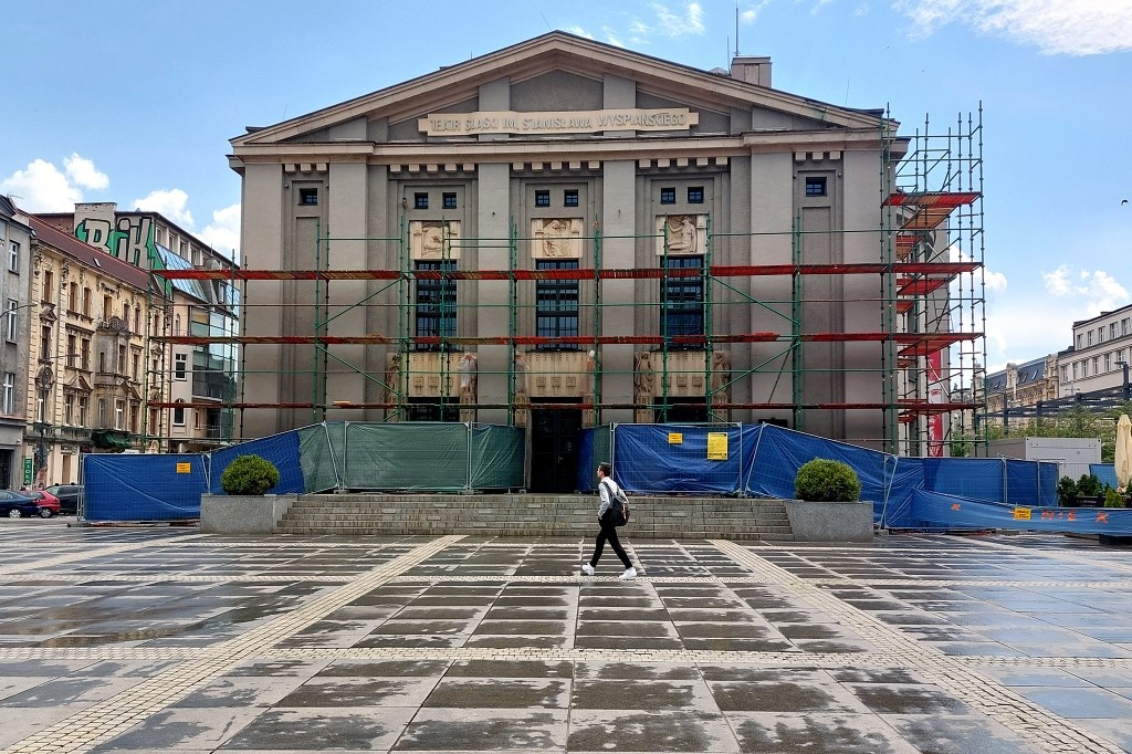 Rusztowanie zasłoniło Teatr Śląski. Tak będzie przez najbliższe miesiące