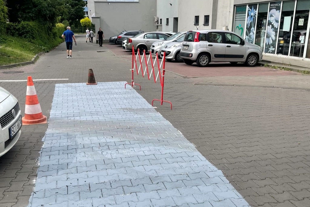 Pasy przez środek skrzyżowania. Spółdzielnia wyjaśnia, co autor miał na myśli