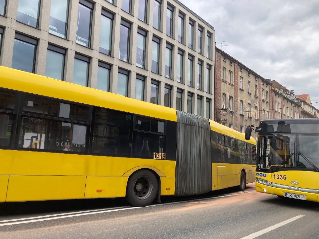 Utrudnienia w ruchu na ul. Mikołowskiej. Zepsuł się autobus PKM Katowice