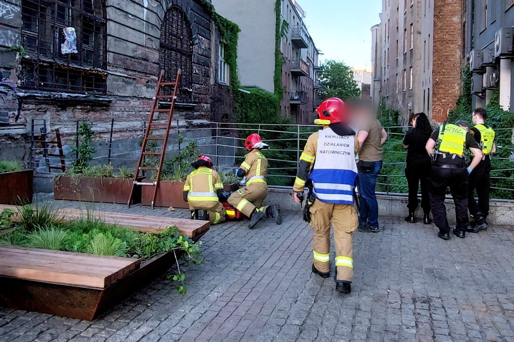 Wypadek w centrum Katowic. Mężczyzna wpadł do Rawy