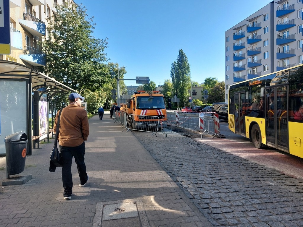 MZUiM zabrał się za naprawę kolejnej zatoki autobusowej. Nadal będzie tu kostka