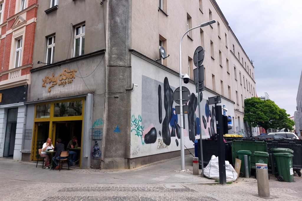 Z jednej strony ogródki letnie, a z drugiej wielki śmietnik. To obrazek z centrum Katowic