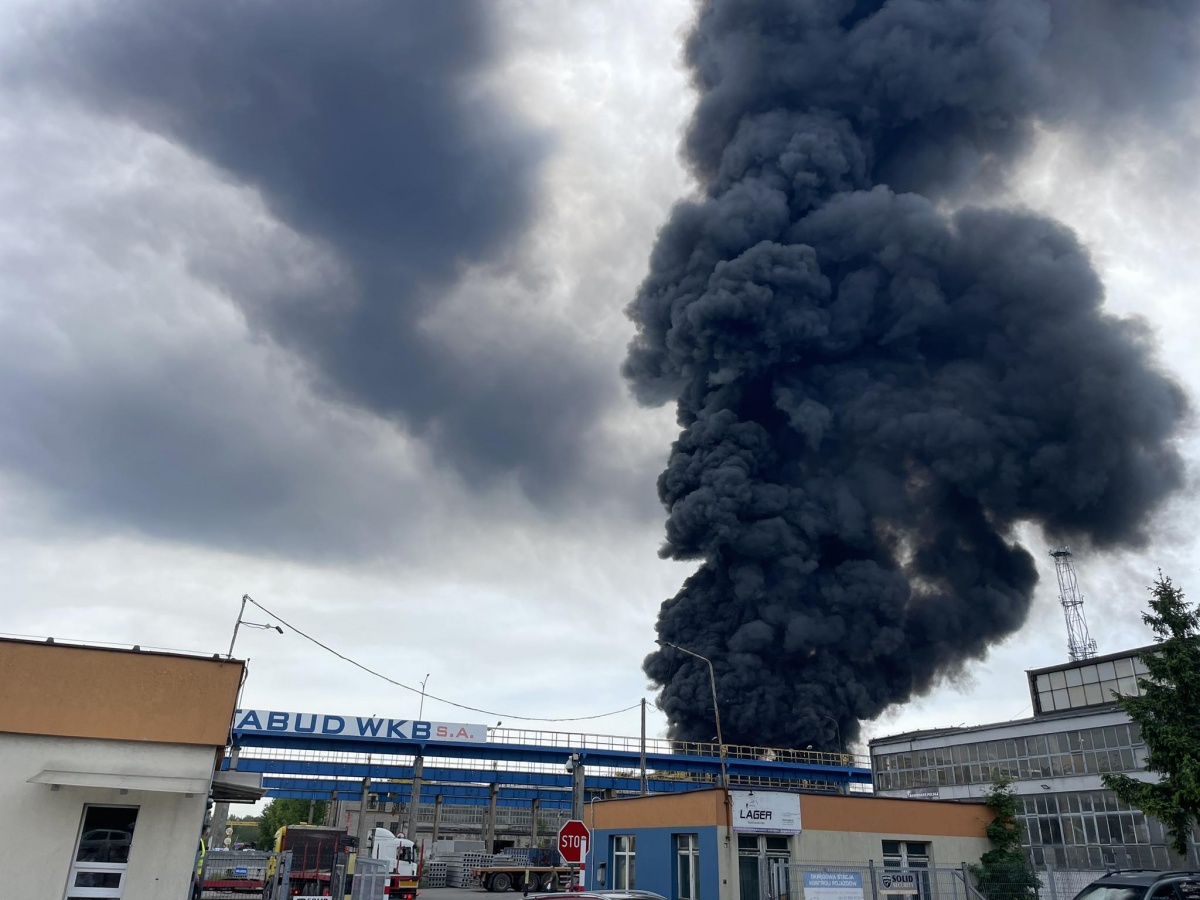 Pożar składowiska w Siemianowicach Śląskich. Płoną beczki z chemikaliami