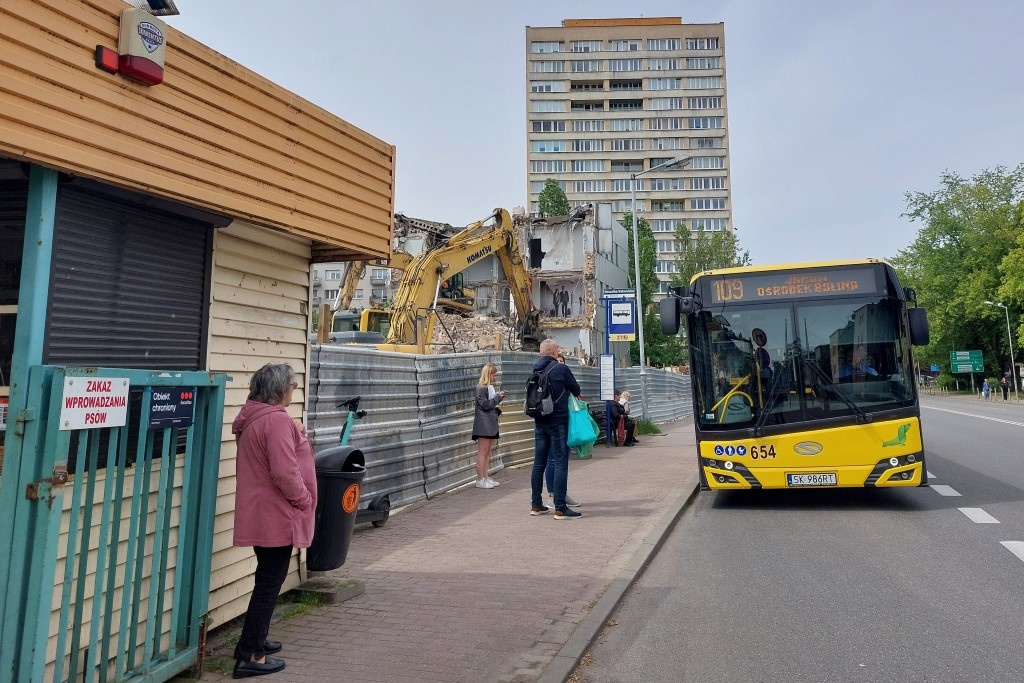 Mieszkańcy skarżą się na rozbiórkę banku na Koszutce. Była kontrola PINB