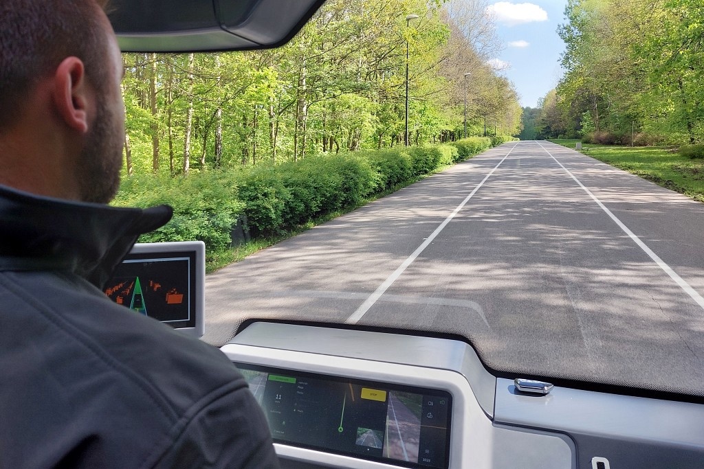 Autonomiczny minibus ponownie kursuje po Dolinie Trzech Stawów. Tym razem z pasażerami