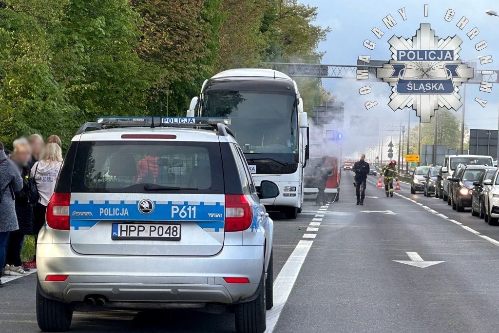 Zapalił się autokar z kilkudziesięcioma pasażerami w środku. Są utrudnienia na DK1