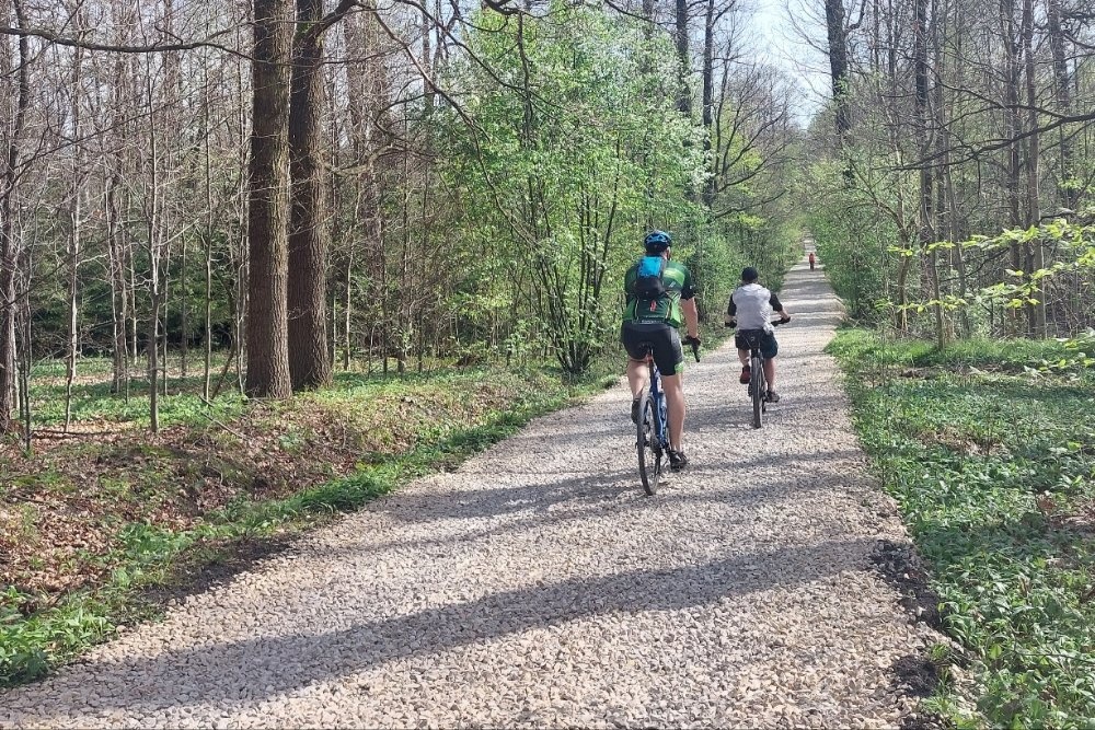 Był żwir, jest żwirek. Prace na trasie rowerowej przy tartaku zakończone, ale to nie koniec szkód górniczych