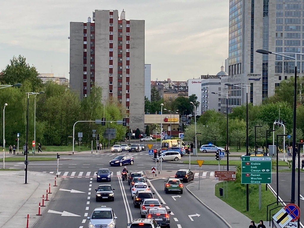 Mężczyzna pod wpływem narkotyków zaatakował nożem nastolatka w autobusie