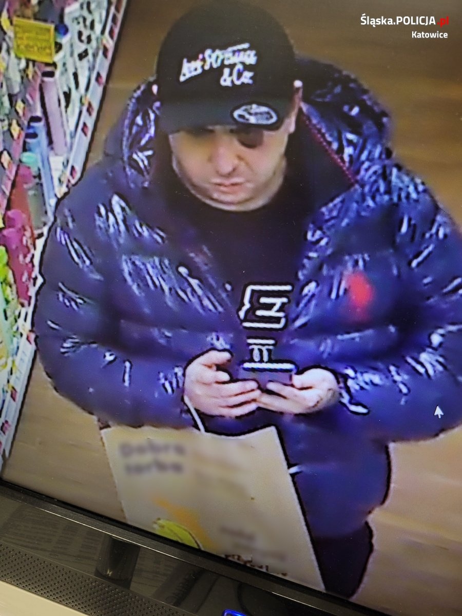 Kradzież perfum w CH Dąbrówka. Policja szuka tego mężczyzny