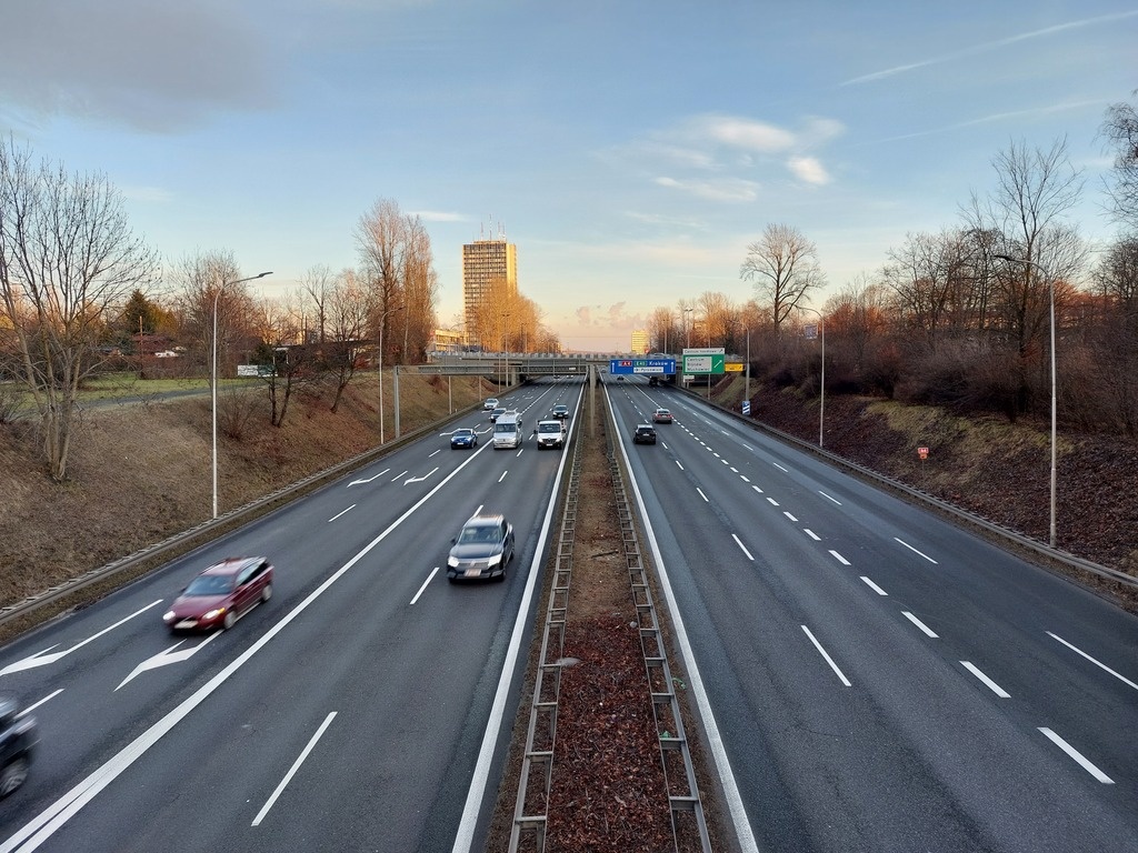 Długi korek na A4 i DK86 po zderzeniu czterech samochodów