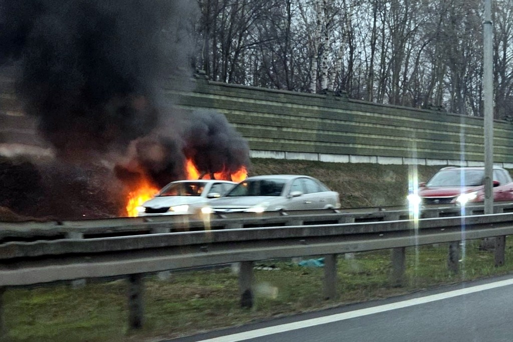 Na trasie S86 spłonął samochód dostawczy