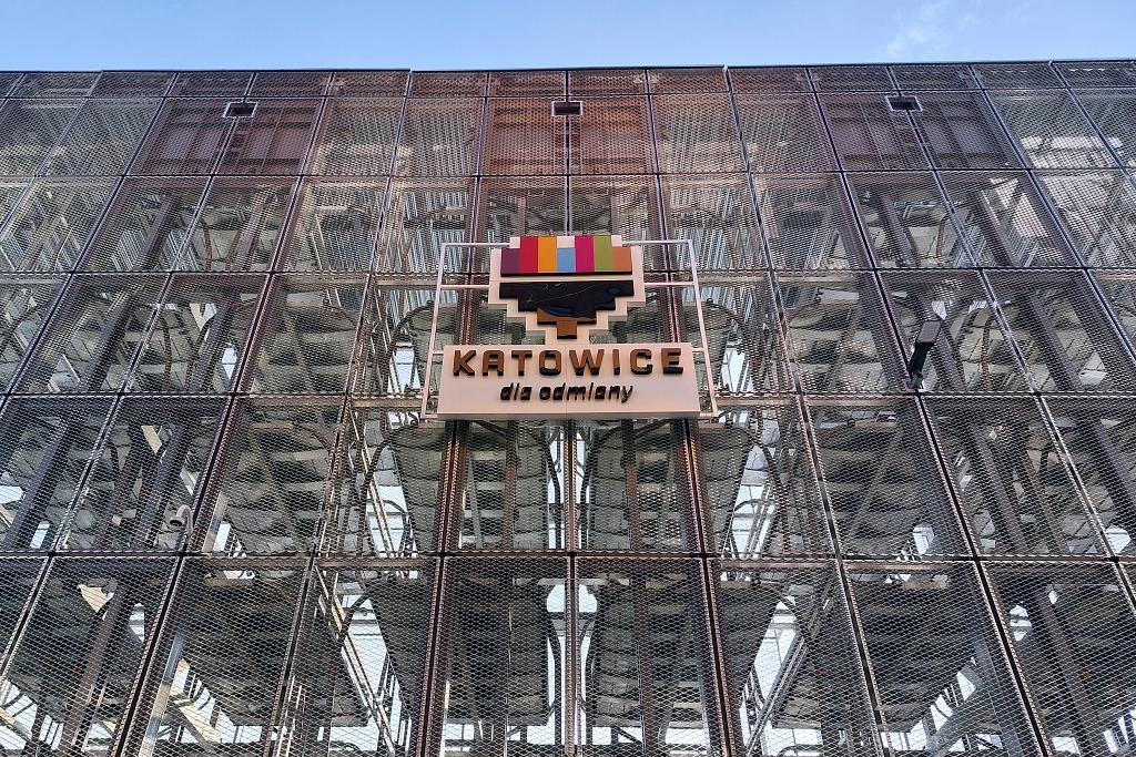 Z miesiąca na miesiąc coraz mniej kierowców parkuje na maszynach parkingowych na ul. Tylnej Mariackiej